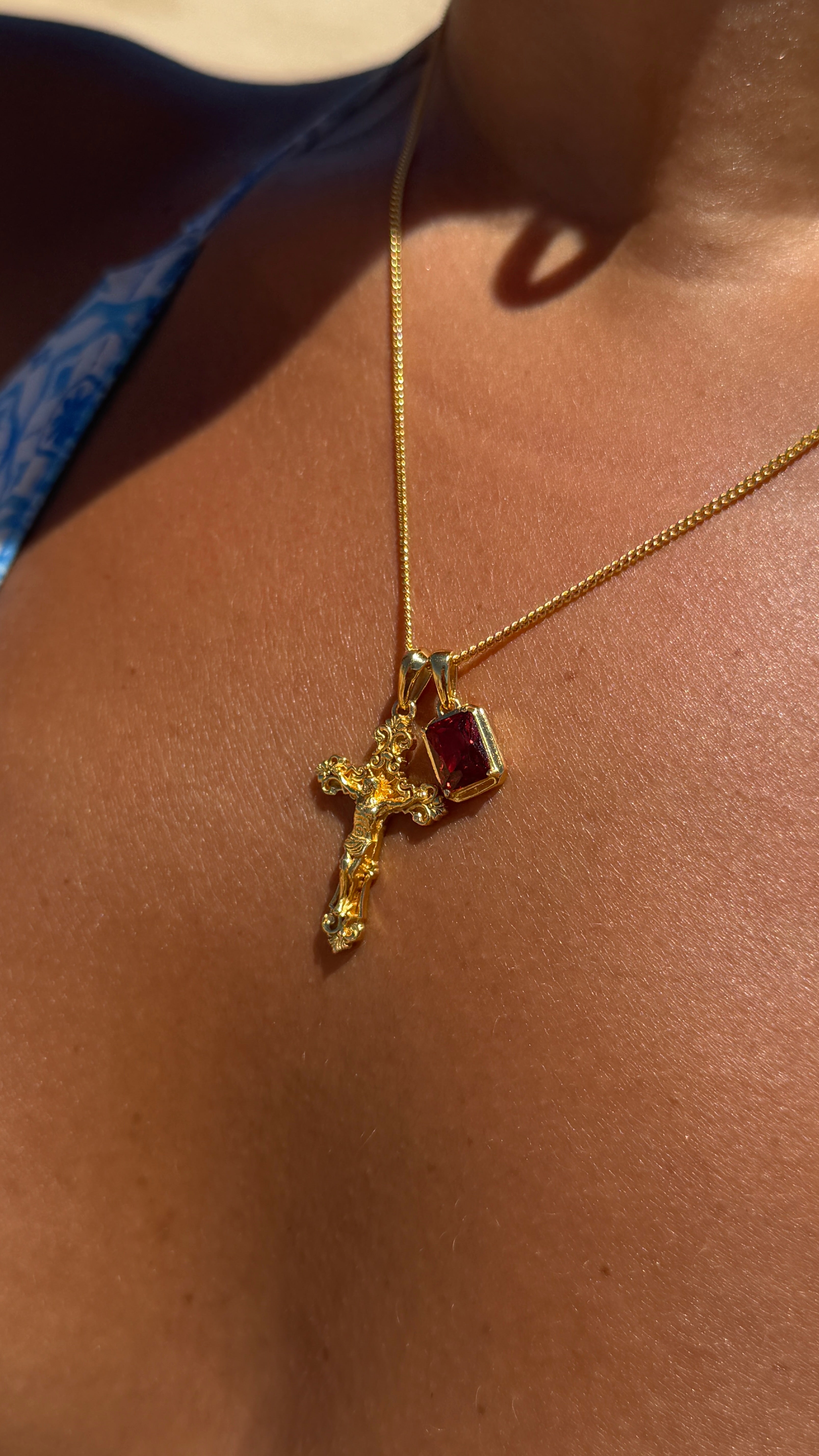 Motif crucifix x Lisbon red stone stack - Gold (Pre order)